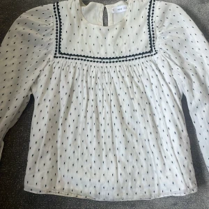 Vit blus med svarta detaljer - Vit blus med svarta detaljer från mango, gott skick 