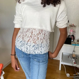 vit magtröja - säljer denna snygga magtröjan från shein!! perfekt att styla med ett spetslinne under! tröjan har en liten slitning (se bild 4) men annars är den i bra skick!!