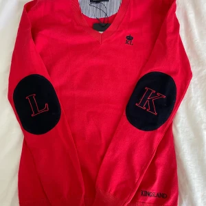 Röd v-ringad tröja från Kingsland - En supersnygg röd v-ringad tröja från Kingsland. Långärmad och i mjuk bomull. Tröjan är i storlek xs och den är helt oanvänd och har prislappen kvar. Nypris 1000kr men säljer den för 399kr, pris kan diskuteras.⭐️