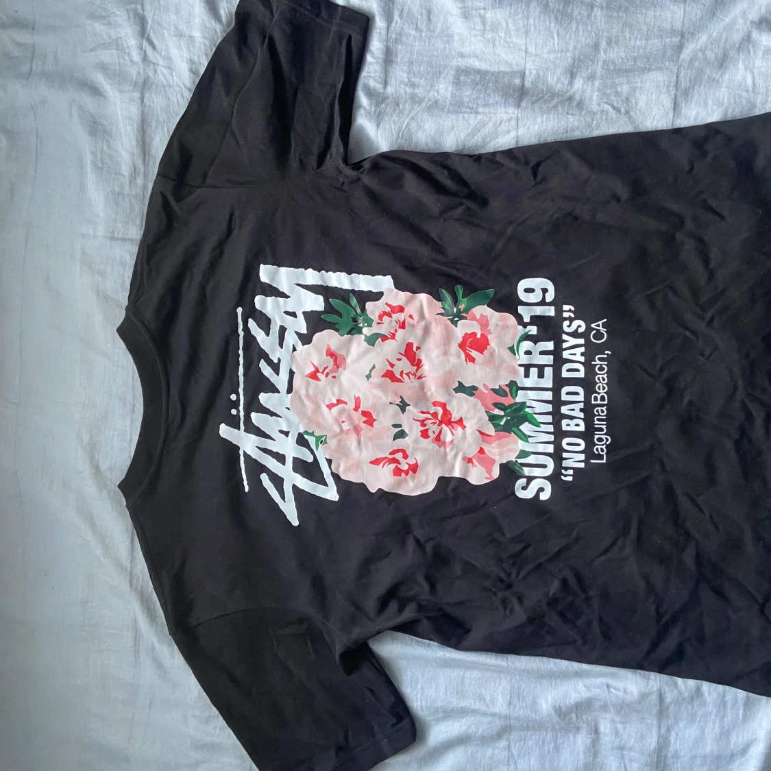 Svart Stüssy t-shirt med blommor - 1