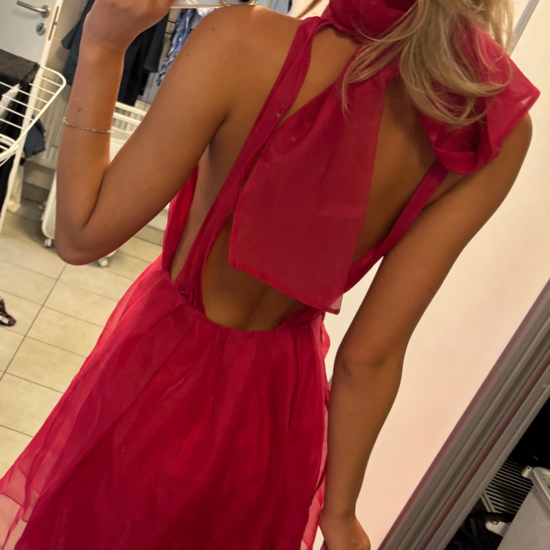 Rosa kort klänning med öppen rygg - 1