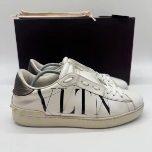 VALENTINO SNEAKERS - Valentino sneakers - Skick: 8/10 - Storlek 40 sitter som 41 - Tillbehör: Inget utöver skorna - Nypris 7700kr - Deluxecloset 