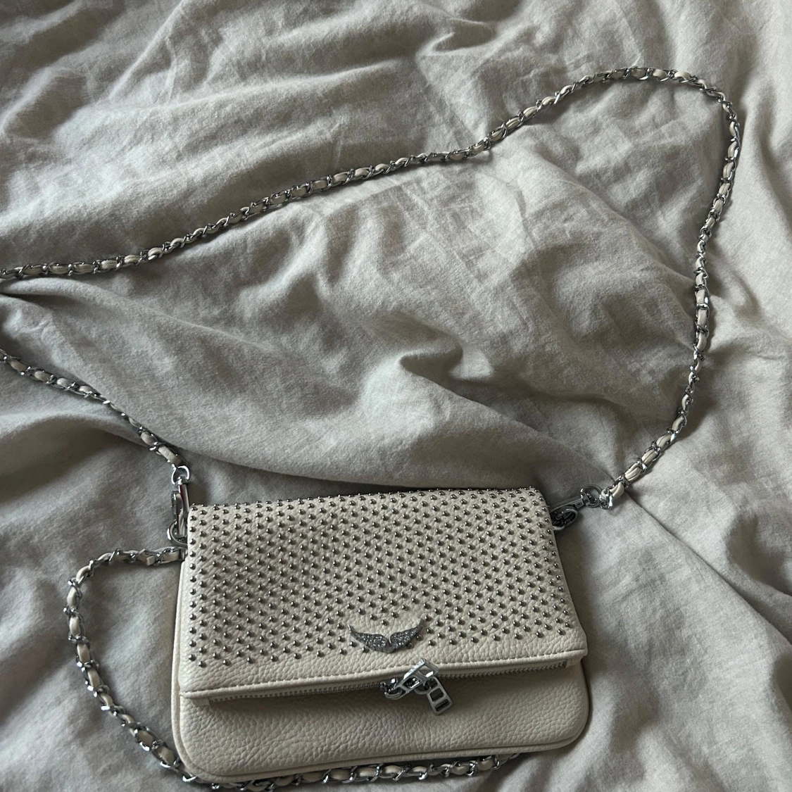 Beige axelväska med kedja och nitar