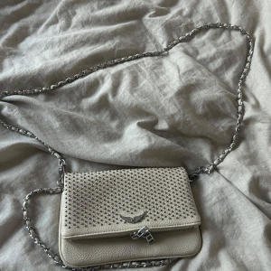 Beige axelväska med kedja och nitar - Super snygg väska som liknar den äkta Zadig väskan, köpt på en marknad i Spanien förra året och aldrig använt! 