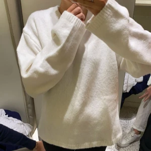 Vit stickad tröja från Bik Bok - Supermjuk vit stickad tröja från Bik Bok med rund hals och långa ärmar. Tröjan har en oversized passform och ribbade muddar vid ärmslut och nederkant. 