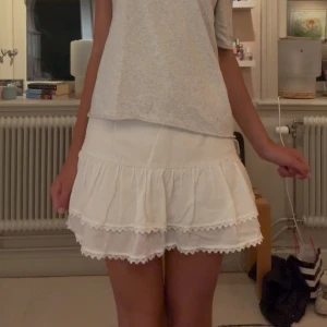 Vit volangkjol med spetskant - Supersöt oandvänd kjol från Zara, säljer då den inte kommer till andvändning! Pris kan duskutes!💕