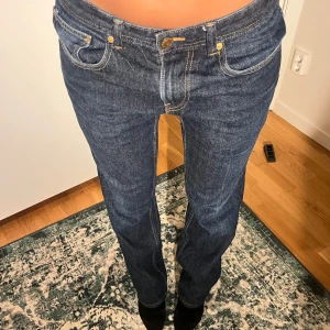 Mörkblå raka jeans med normal midja - Säljer ett par mörkblå jeans med raka ben. Jeansen har kontrastsömmar och låg midja, perfekt för en clean och tidlös look. Materialet är robust denim som sitter snyggt och bekvämt hela dagen! Jeansen är herr jeans men passar mig som bär 36!! storleken visar dock 32/42🫶🏻