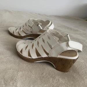 Vita högklackade skor  - Använda 1-2 gånger. Säljer för att de inte används längre. Perfekta till en skolavslutning💕.                                                                                   Skicka för flera bilder eller frågor. Öppen för prisförslag💕