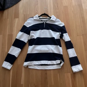 Blå vit randig tröja - Säljer min blå vit randiga tröja med krage från Kappahl, bara hängt i garderoben i två år, helt ny i princip!