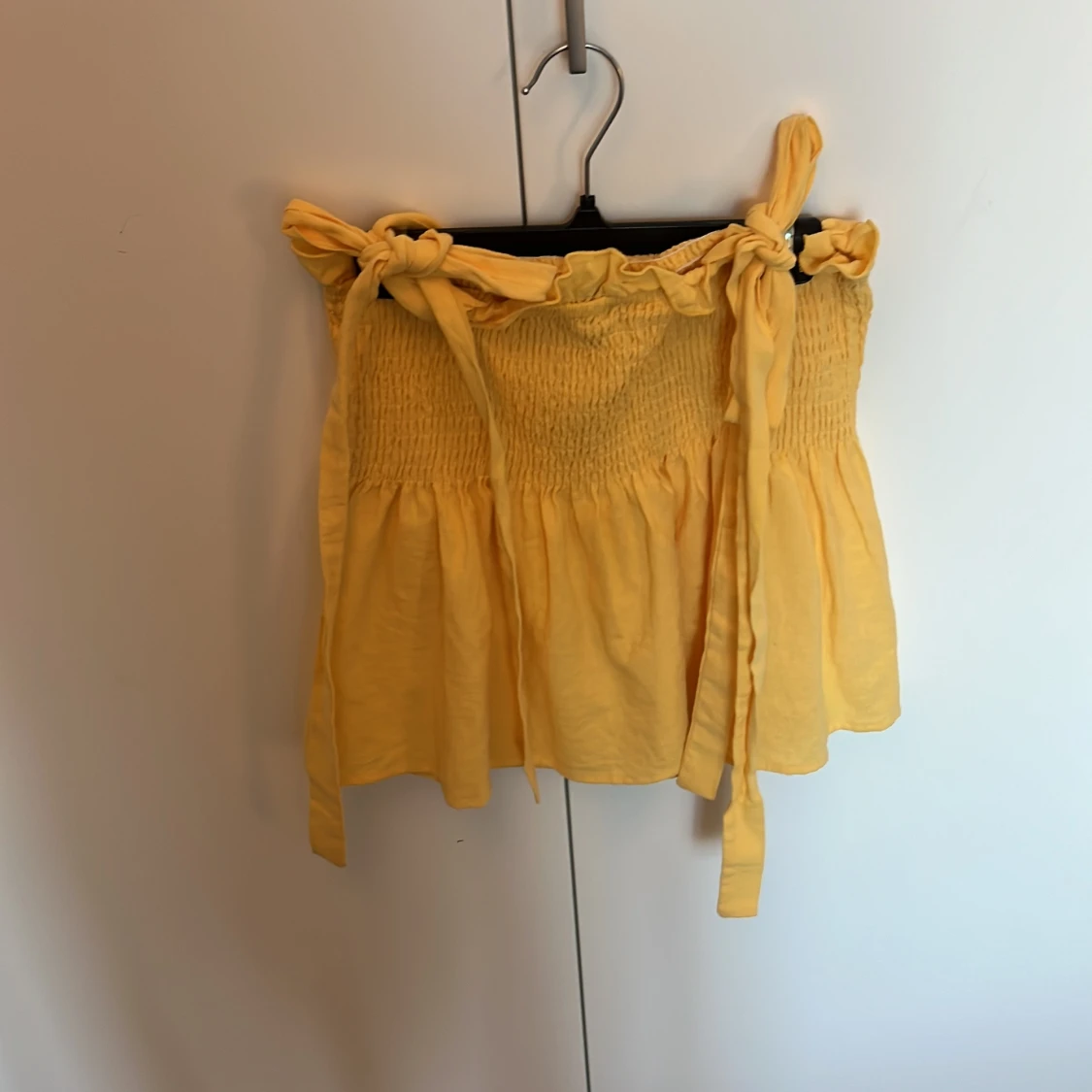 Gul toppl med knyt ärmar