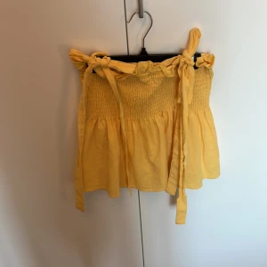 Gul toppl med knyt ärmar - Supersöt gul topp från SHEIN i storlek XS. Går ut lite där nere med knytärmar. Aldrig använd! 💕