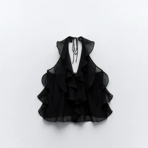 Volangtopp - Supersnygg volangtopp ifrån Zara, säljer för har för många toppar. finns inte längre, använd en gång❤️