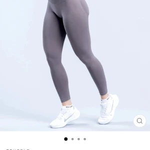  DFYNE Truffle - Tights i den populära kollektionen impact ifrån DYFNE i färgen Truffle. Stl S. Dom är aldrig använda vilket man också ser på sista bilden att det inte har slitits elr något mellan benen. Inga skam bud då dom är helt nya!