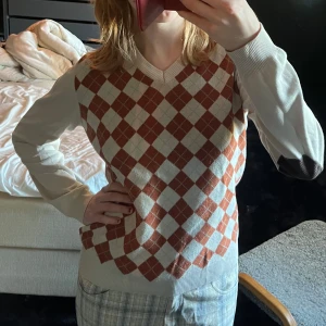 Preppy argyletröja - Beige tjocktröja med argylemönster och armbågslappar <3 Väldigt höstig!
