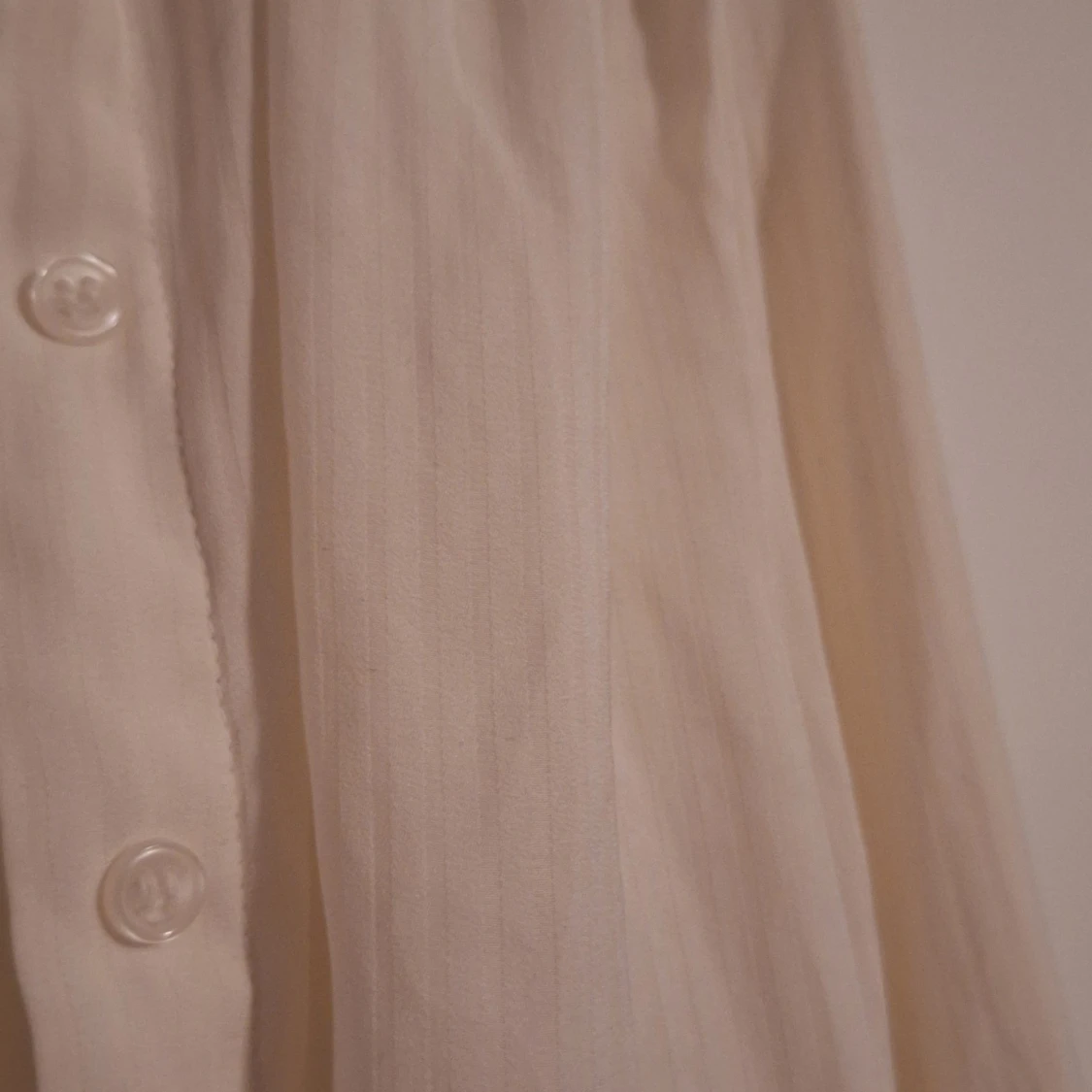 Ljusbeige randig skjorta med knappar - 2