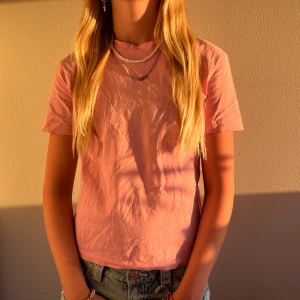 Zara ljusrosa t-shirt i bomull - Klassisk ljusrosa t-shirt i mjuk bomull från Zara. Mycket bra skick, storlek s. Perfekt som basplagg i garderoben. Nypris 150kr - fynd för 75kr! ❣️❣️❣️