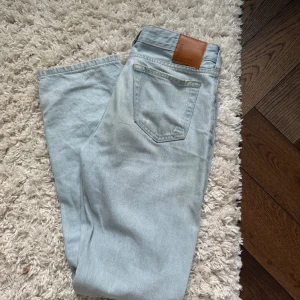  jeans  - Säljes dessa snygga low waist straight jeans i storlek 26,32 då dem inte längre kommer till användning skriv för bilder på😄
