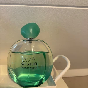 Acqua di gioia parfym - Säljer denna så goda doft, har många andra parfymer så använder inte denna längre. Det är en väldigt fräsch doft som håller länge. 100 ml eau de parfum, man ser på bild hur mycket jag använt. Skriv för frågor. Finns kanske ungefär 65% kvar. Från armani. Toppnoter: mynt, amalfi citron Mellannoter: Jasmin, vattennötter Basnoterna: franska labdanum, Virginia ceder, brunt socker