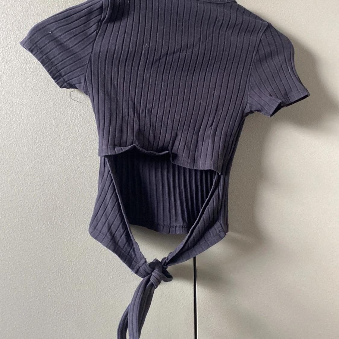 Svart ribbad knyt-topp - 1