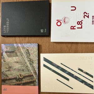 Love Yourself: Tear, O!RUL8,2?, You Never Walk Alone, All Light - Fyra K-pop album. BTS - You Never Walk Alone Photocard: J-Hope Poster: NO CD: YES, never used  BTS - Love Yourself Tear, ver R Photocard: Jungkook Poster: NO CD: YES, never used  ASTRO - All Light Photocard: MJ & JinJin Poster: NO CD: YES, never used (sun-bleached on the front)  BTS - Oh Are You Late Too? Photocard: V & Group Poster: YES, used CD: YES, never used (sun-bleached on the sides)  800kr FOR ALL