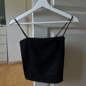 Svart linne från Gina Tricot - Svart linnetopp från Gina Tricot med smala axelband. I fint skick.