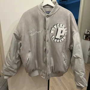 Varsity jacka - Säljer denna superfina varsity jacka från USA, knappt använd💞