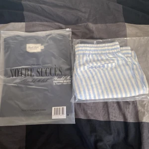 linne-shorts och T-shirt från Notre Succès - Jag säljer ett par linne-shorts och en T-shirt från Notre sucéss då jag råkade köpa fel storlek. Båda plaggen är storlek M. Jag säljer de för ungefär samma pris som online då det tog 1-2 månader för plaggen att komma och då de är helt nya och aldrig använda. (Skriv vid funderingar eller om ni vill ha ett plagg separat)