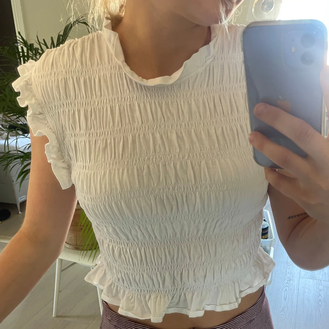 Vit smockad blus med volang från Mango