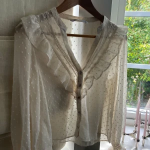 Zara blus - Fin krämvit zarablus i bra skick