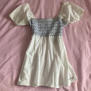 Vit mönstrad babydoll topp - Söt vit mönstrad babydoll topp, i storlek S❣️ Pris kan diskuteras!💞