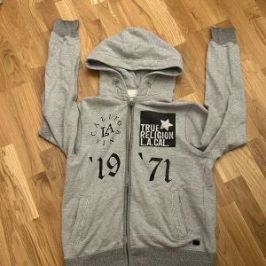 True religion hoodie  - En jätte trevlig true religion hoodie som inte passar mig längre, con 10/10 (kan även passa med M storlek)