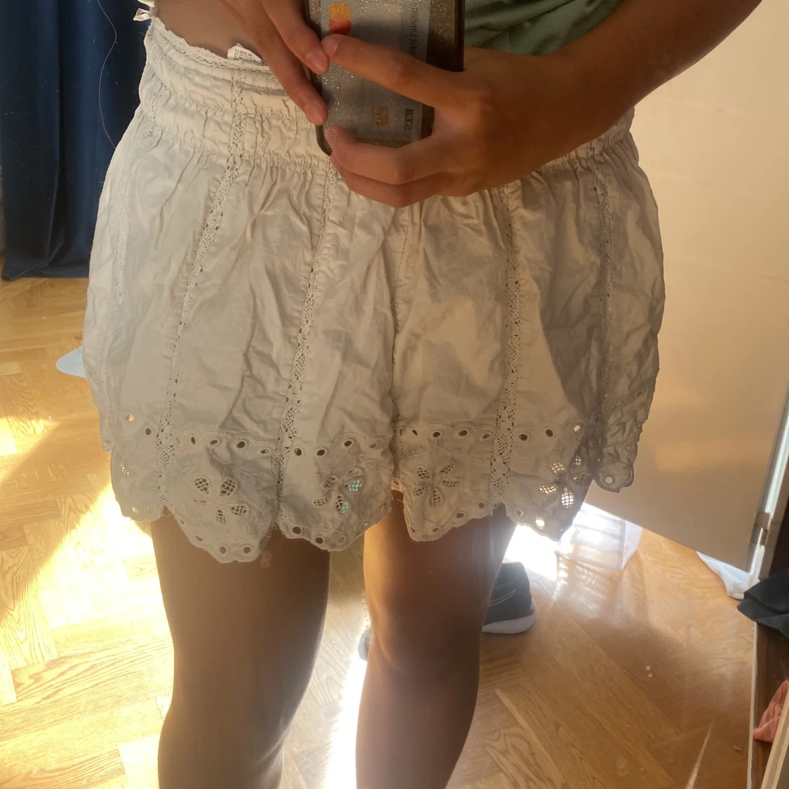 Vita broderade shorts med spetskant från Zara - 1