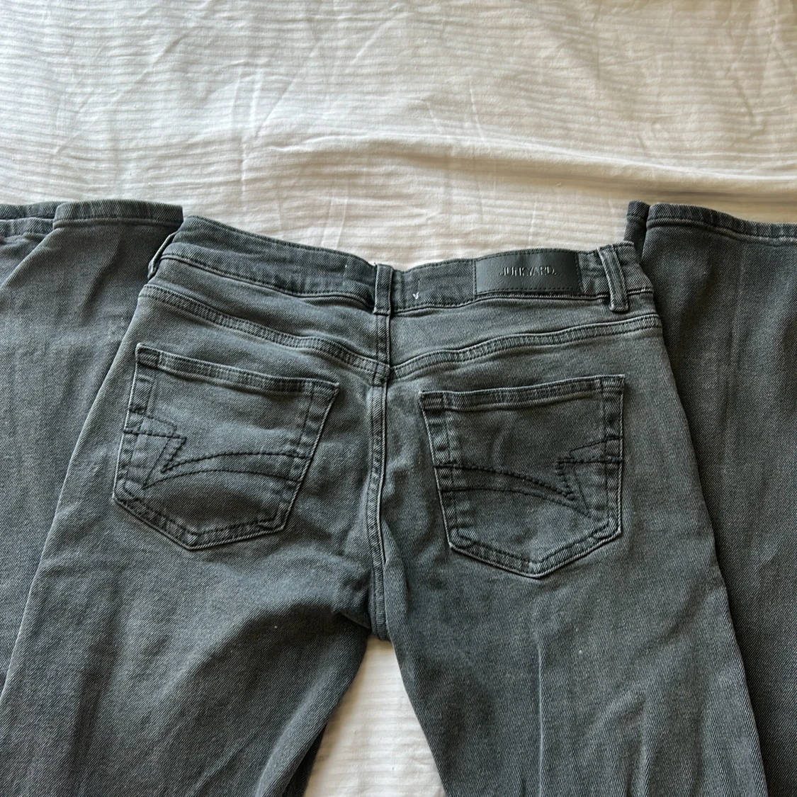 Grå jeans från Junkyard - 1