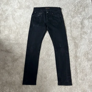  Nudie Jeans - Modell: Tilted Tor, 99% bomull 1% elastan. Slim jeans. Skriv vid bilder för passform/mått osv. Riktigt snygga jeans som passar till allt! Storlek  : W29, L32 som nya fortfarande. Köpta för inte så länge sedan. Skriv vid minsta intresse!