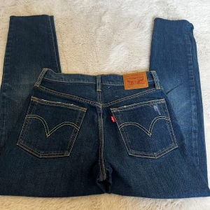 Levi's 501 mörkblå skinny jeans - Klassiska Levi's 501 jeans i mörkblå denim med raka ben och snygga slitningar. Aldrig använt, pris går att diskutera !!💞