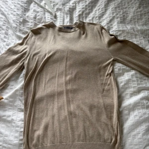 Beige stickad tröja från Dressmann - Snygg beige stickad tröja från Dressmann med rund halsringning och lång ärm. Skick: 10/10. Skriv för fler frågor