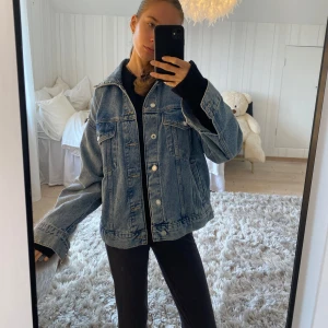 Blå jeansjacka H&M S oversize höstjacka - Så snygg blå jeansjacka från H&M i storlek S. Slutsåld på hemsidan och jättepopulär! Nästan aldrig använd och ser ut som ny!💘 