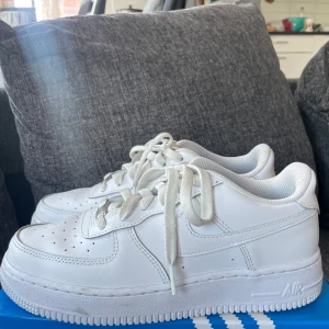 Nike Air Force 1 helvita sneakers - Säljer mina Nike airforces jag köpte online för 1000. (Zalando) säljer pga artade inte passar mig. Har knappt använt dem.