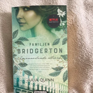 Familjen Bridgerton: En annorlunda allians - Första delen i den populära Bridgerton-serien! Följ Daphne och Simon i 1800-talets England, där kärlek, drama och humor blandas i en elegant och romantisk berättelse. Perfekt för dig som gillar historiska romaner och Netflix-serien!