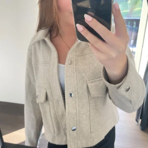 Beige kappa - säljer denna beiga kappan från zara då den inte kommer till användning.💗💗