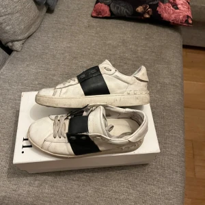 Valentino Garavani vita sneakers - Box dustbag extra snören allt sånt kommer med. Skorna har inga större skador på utsidan bara några skador på insidan som syns på bild 3 skorna är lite smutsiga på bilden tvättar dom självklart kan rekommendera att byta ut snörena på grund av smutsiga sick 7 av 10