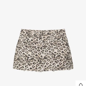 Leopardmönstrad jeanskjol - Cool kort jeanskjol med leopardmönster i beige, svart och bruna toner. Kjolen har råa kanter nertill, klassiska fickor fram och bak samt hällor för bälte💗Den är helt nytt skick, har aldrig använt! Kom gärna med bud🥰