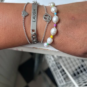 Färgglada söttvatten pärlarmband - Ett pärlarmband med söttvattenpärlor  och färgglada pärlor i gult, rosa, blått och grönt. 