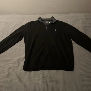 Svart half zip tröja från Polo Ralph Lauren - Säljer en Svart half zip tröja från Polo Ralph Lauren i storlek M. Säljs då den inte används längre. Priset är inte hugget i sten vid en snabb affär!! Bara skriva ifall ni undrar något 