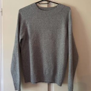 Doffy tröja - Snygg grå stickad tröja från vero Moda. Modellen heter doffy och är superpoppis. Materialet är superskönt och tröjan är i fint skick