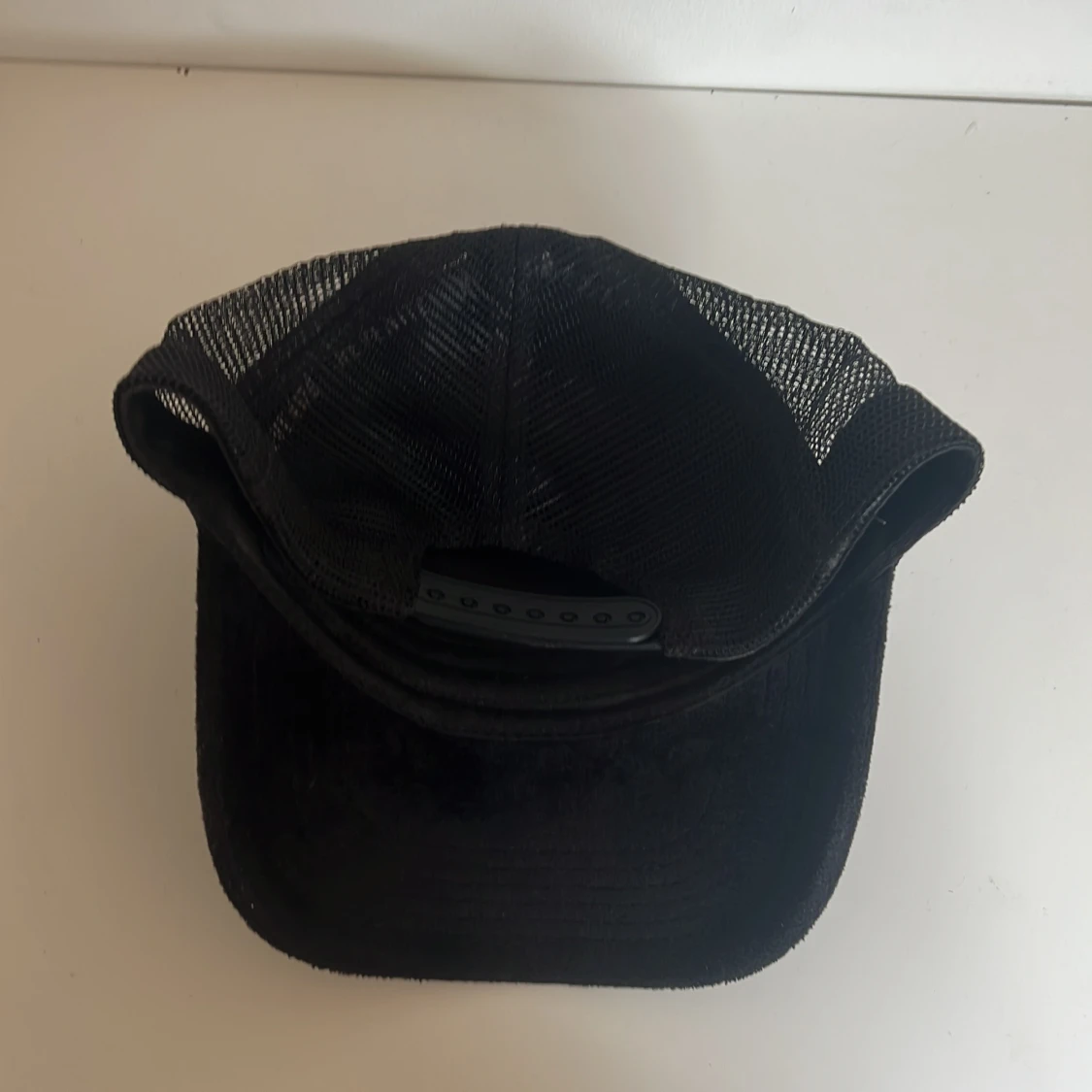 Svart keps från Revenite med tryck - 1