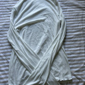 Långärmad tröja - Vit tröja med fint mönster, tröjan har aldrig använts och lappen sitter kvar. Nypris 200 kr🫶🏻