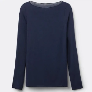 Mörkblå långärmad tröja - En enkel och stilren mörkblå långärmad tröja med rund hals. Perfekt för dig som gillar en clean look och vill ha något som funkar till jeans. Materialet känns mjukt och skönt mot huden, och passformen är SÅ snygg 🤩 har använt ca 10 ggr, nypris 450kr