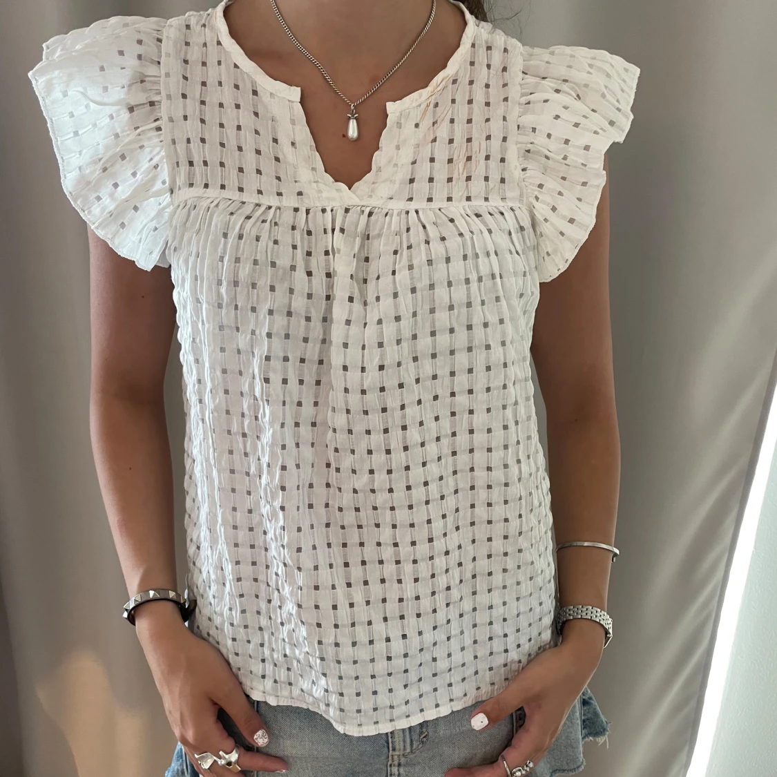 Vit blus med volangärmar