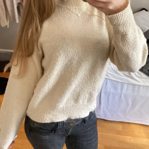 Beige stickad tröja - säljer denna stickade tröja från gina, storlek 145/152